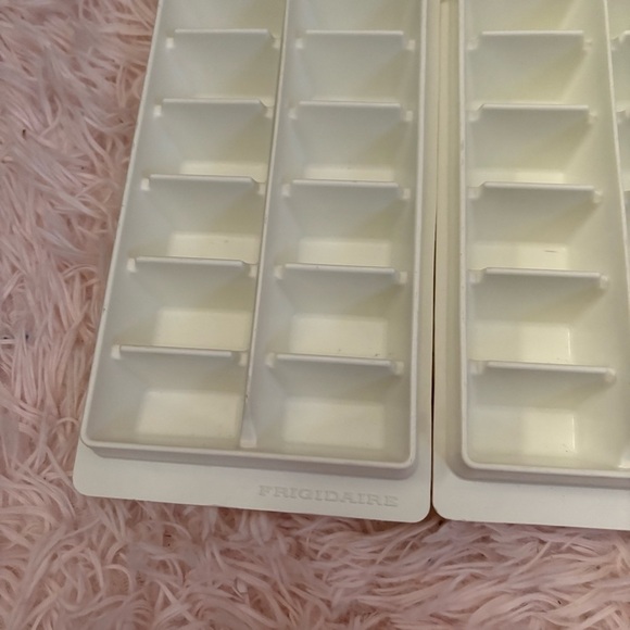 Vintage 3 Frigidaire 16 Cube White Plastic Ice Cube Tray Large Cube Stackable - Picture 2 of 5